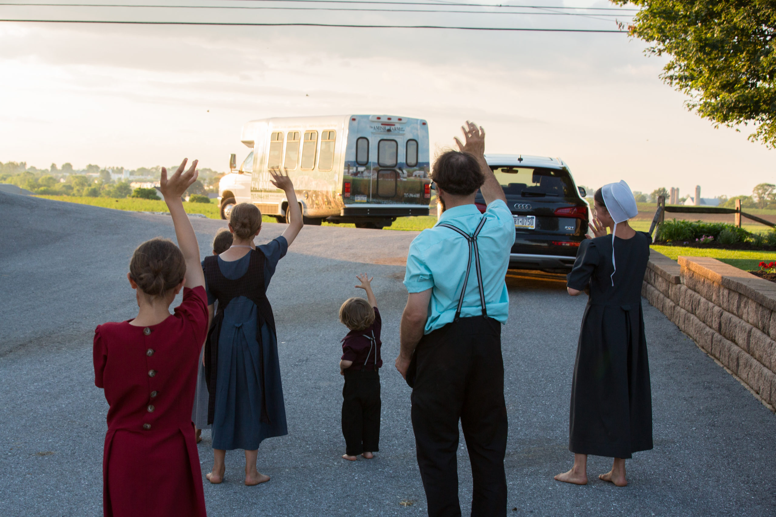 amish kids waving goodbye